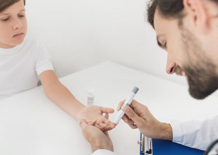 فوق تخصص غدد نکاتی در مورد کودکان دیابتی نوع ۱ برای جلوگیری از ابتلا به COVID ارائه می دهد