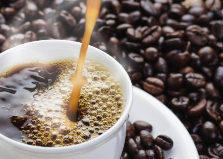 سطح بالای کافئین خون ممکن است مقدار چربی بدن و خطر ابتلا به دیابت نوع ۲ را کاهش دهد. ​