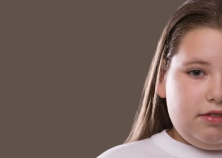 چاقی در دوران کودکی ممکن است یک عامل خطر برای انواع دیابت در بزرگسالی باشد. ​