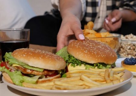 رژیم غذایی ناسالم می تواند باعث افسردگی و اضطراب شود